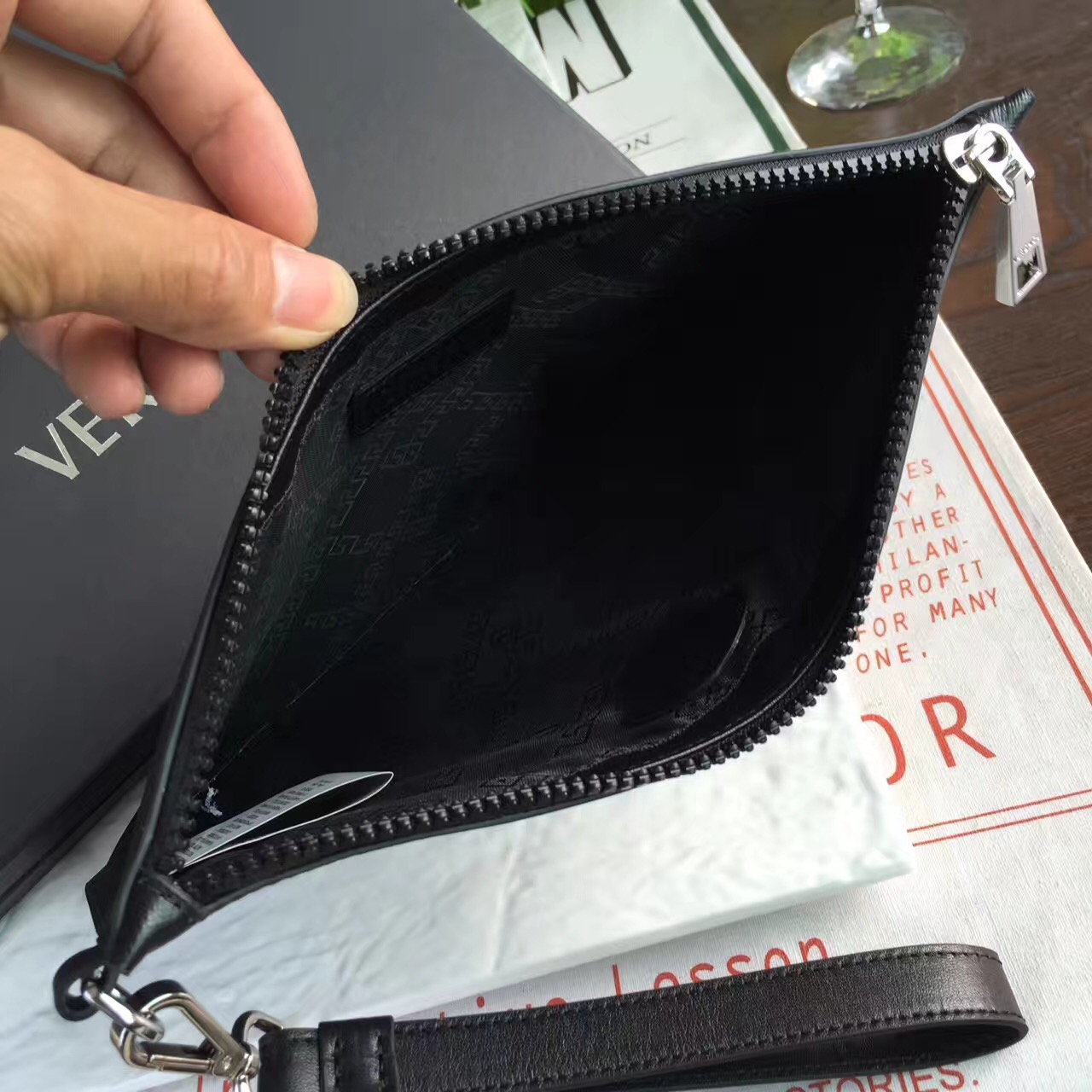 廣州Versace 貨源 廣州德國(guó)潮貨源 廣州VERSACE范思哲代理 廣州德國(guó)潮牌貨源 廣州Versace 貨源