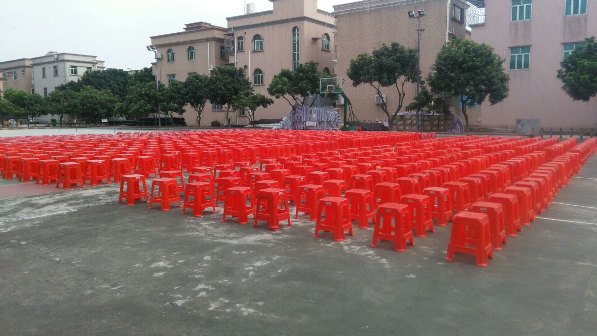 深圳塑料凳租賃 深圳紅色四方塑膠凳塑料圓凳簡(jiǎn)易戶(hù)外活動(dòng)塑料凳子出租賃