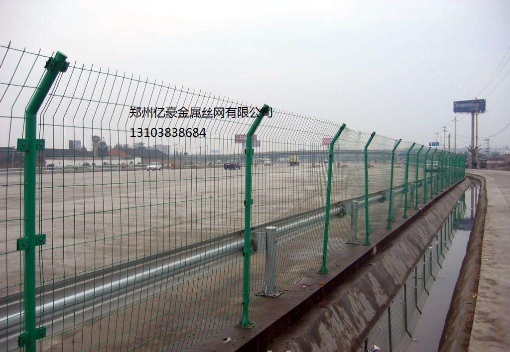 鄭州專業(yè)生產(chǎn)鐵路護(hù)欄網(wǎng)廠家，鄭州哪里有護(hù)欄網(wǎng)廠家，鄭州護(hù)欄網(wǎng)廠家電話
