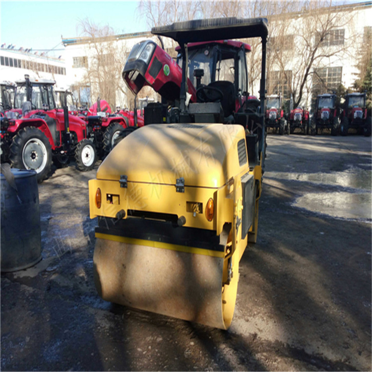 單膠輪壓路機(jī)柴油機(jī)單輪壓路機(jī)信德廠家直銷