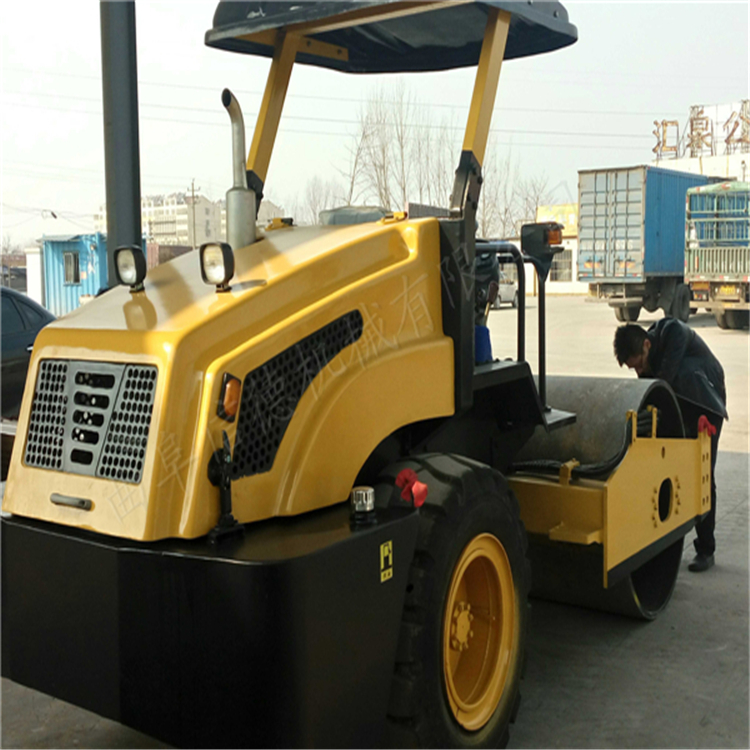 輪胎驅(qū)動式壓路機(jī)座駕式振動小型壓路機(jī)廠家直銷