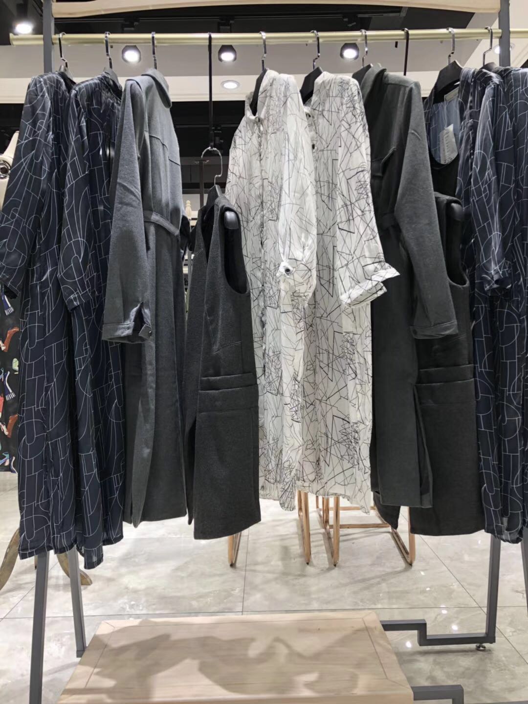 深圳原創(chuàng)青像真絲連衣裙女裝品牌折找富擇鋒一手貨源