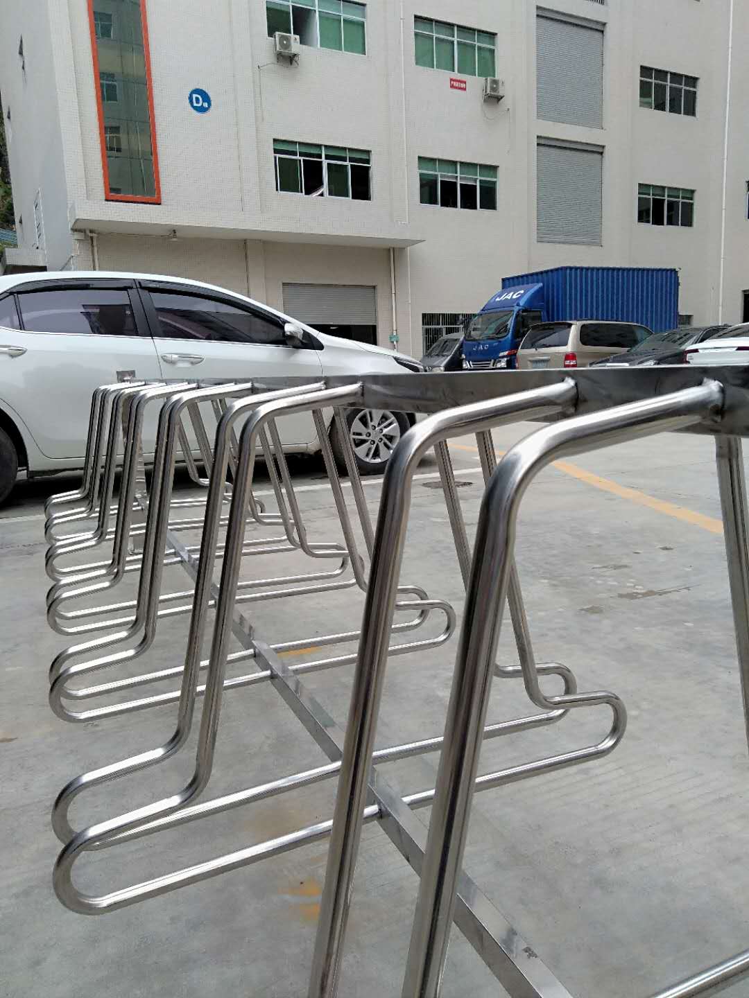 深圳某工廠停車場的一大亮點(diǎn)停車架