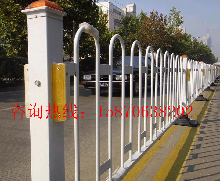 宜春道路護(hù)欄 銅鼓縣隔離欄鐵藝中央馬路公路人行道柵欄 交通市政護(hù)欄
