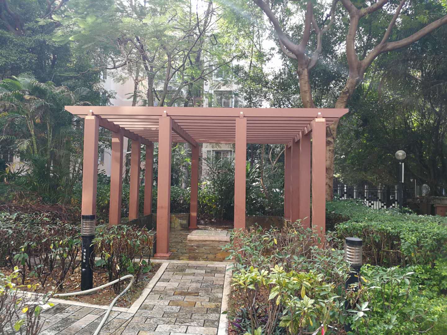 專業(yè)定制深圳*小區(qū)戶外塑木花架