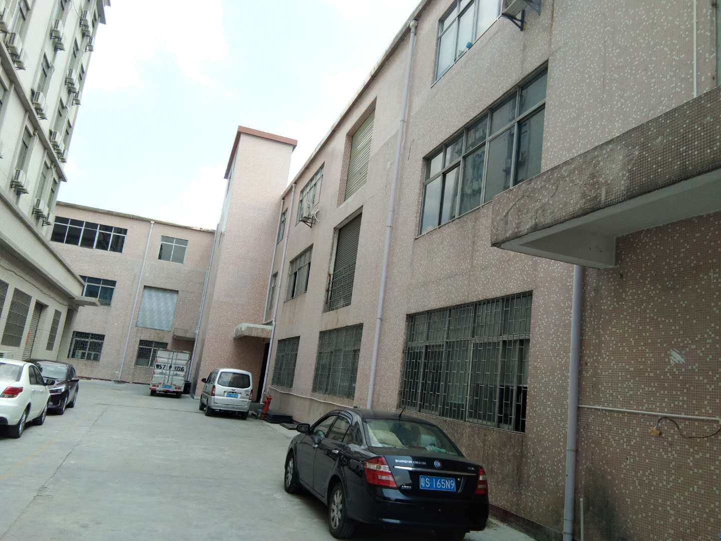 主推廠房??！塘廈新出標(biāo)準(zhǔn)一樓1100平，漂亮地坪漆 主推標(biāo)準(zhǔn)廠房出租