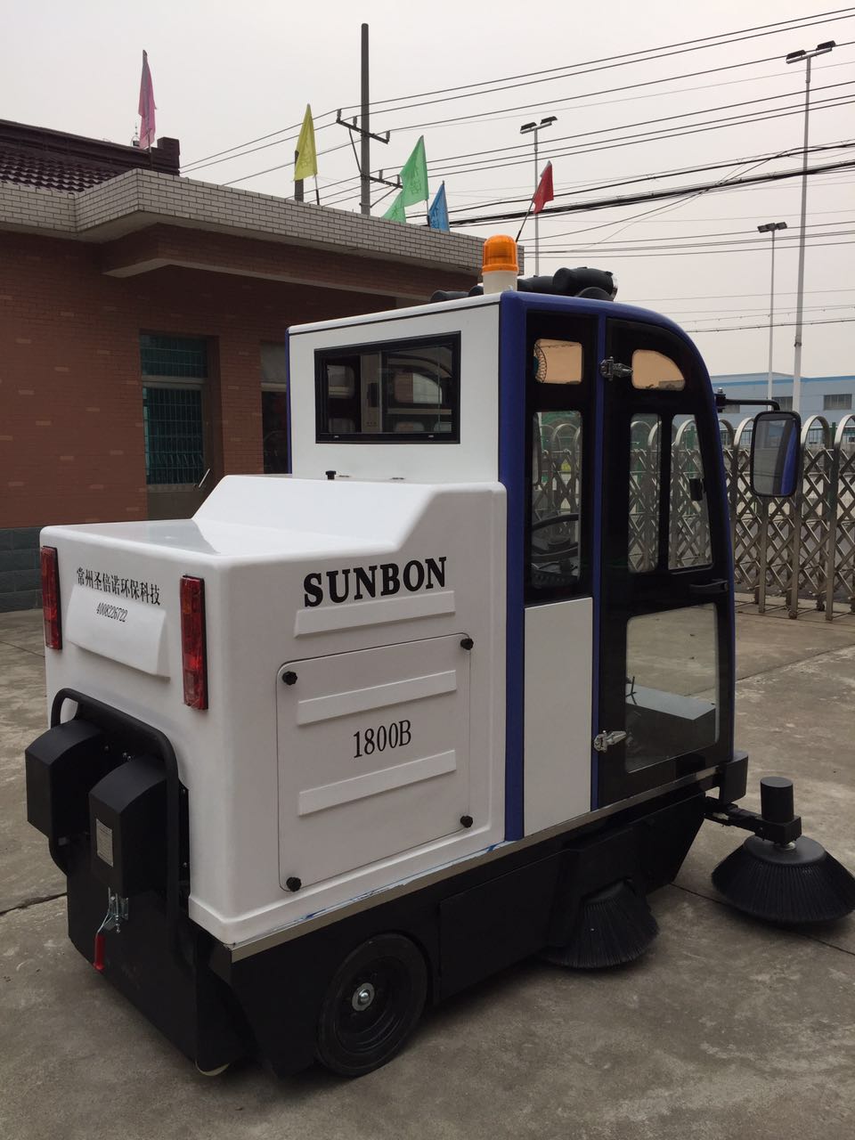 學校路面清掃用什么樣的電動掃地機