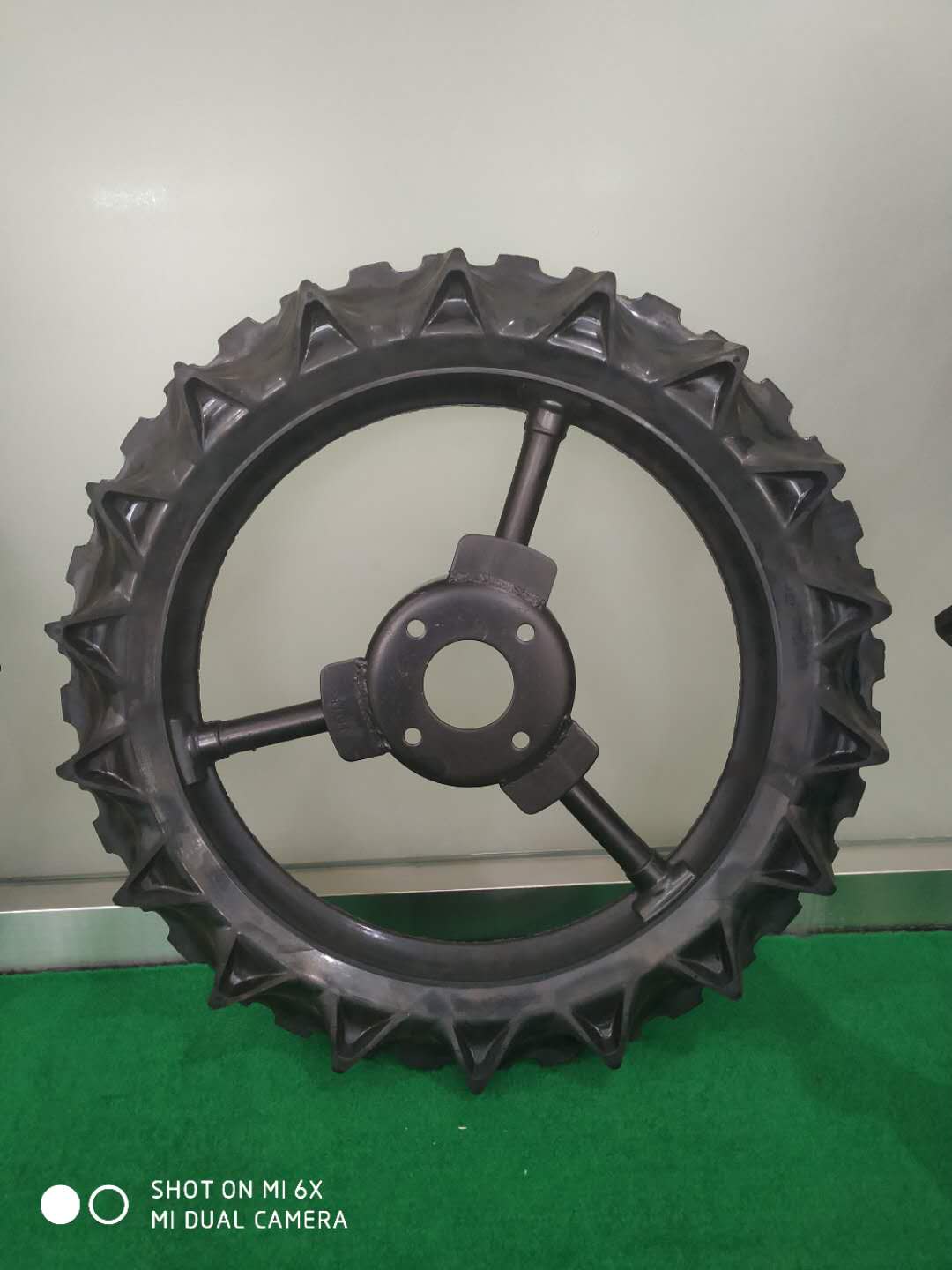 廠家供應(yīng)實(shí)心輪胎加工定制量大從優(yōu)各種型號可以定做