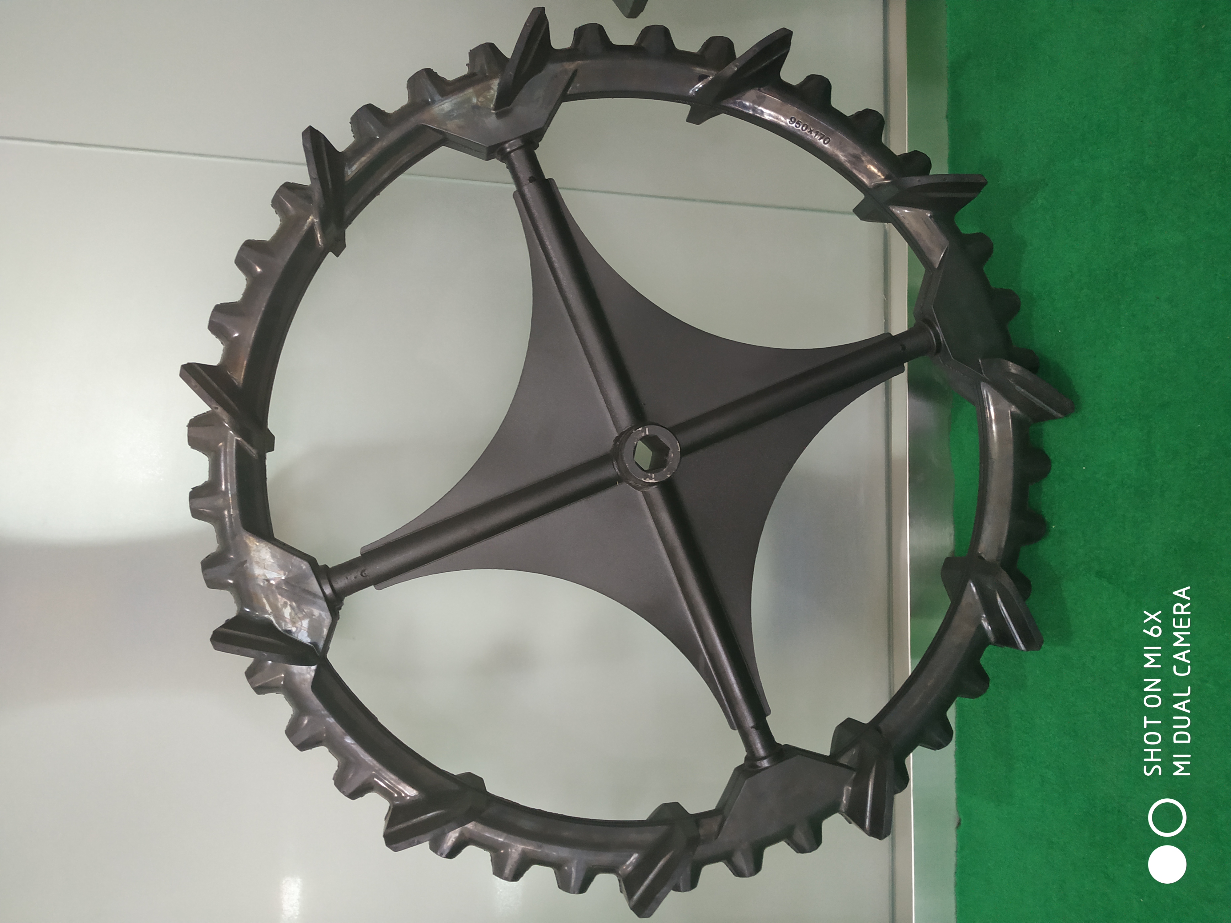 廠家供應(yīng)實(shí)心輪胎加工定制量大從優(yōu)各種型號可以定做