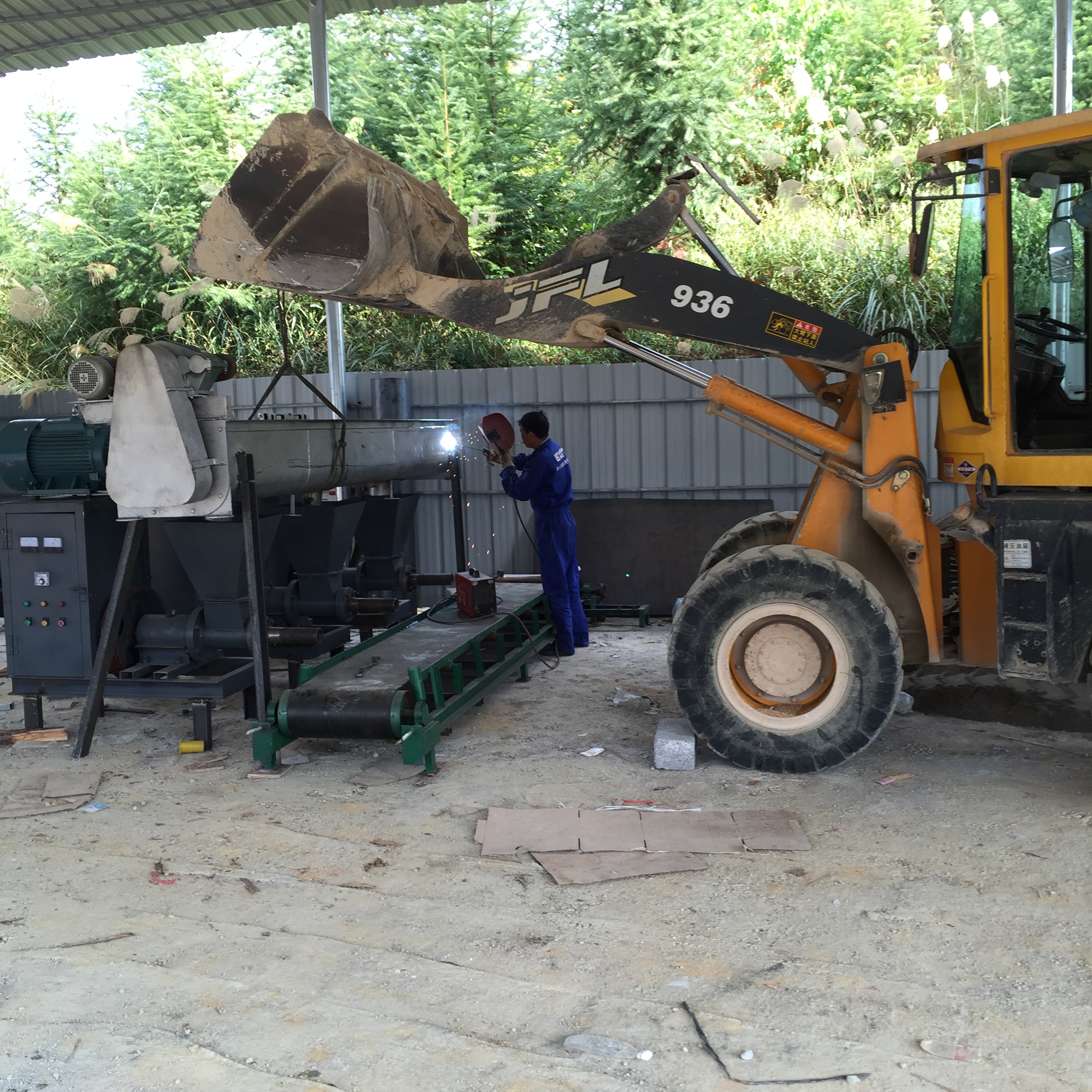 原料粉碎機(jī)品牌/至威木炭機(jī)廠家直銷(xiāo)/木炭機(jī)加盟條件