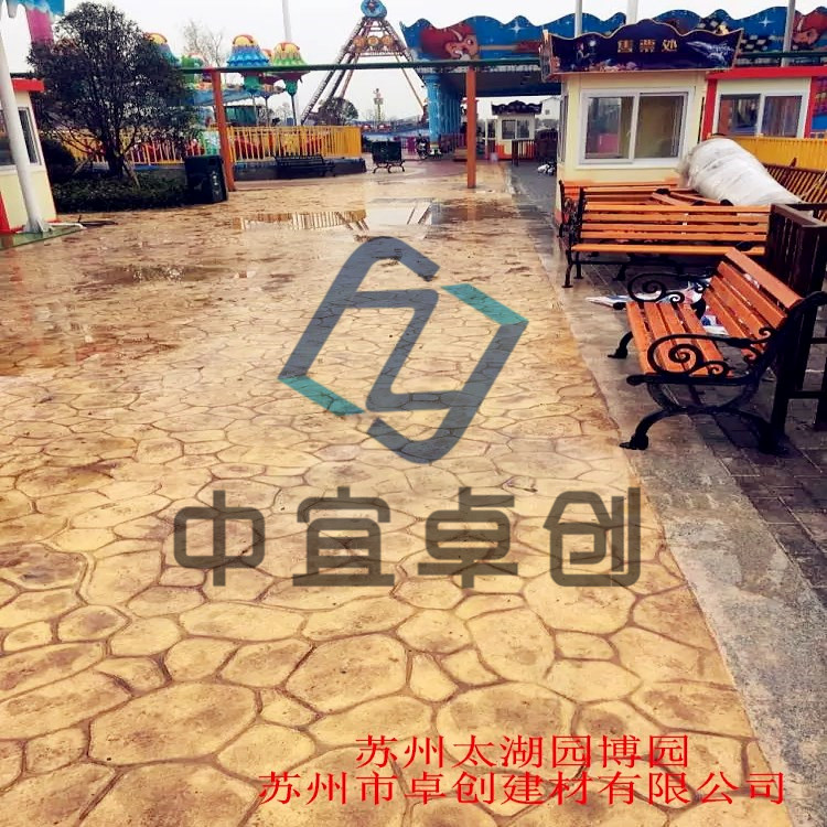 藝術(shù)壓模透水地坪廠家有專(zhuān)業(yè)的設(shè)計(jì)及施工團(tuán)隊(duì)
