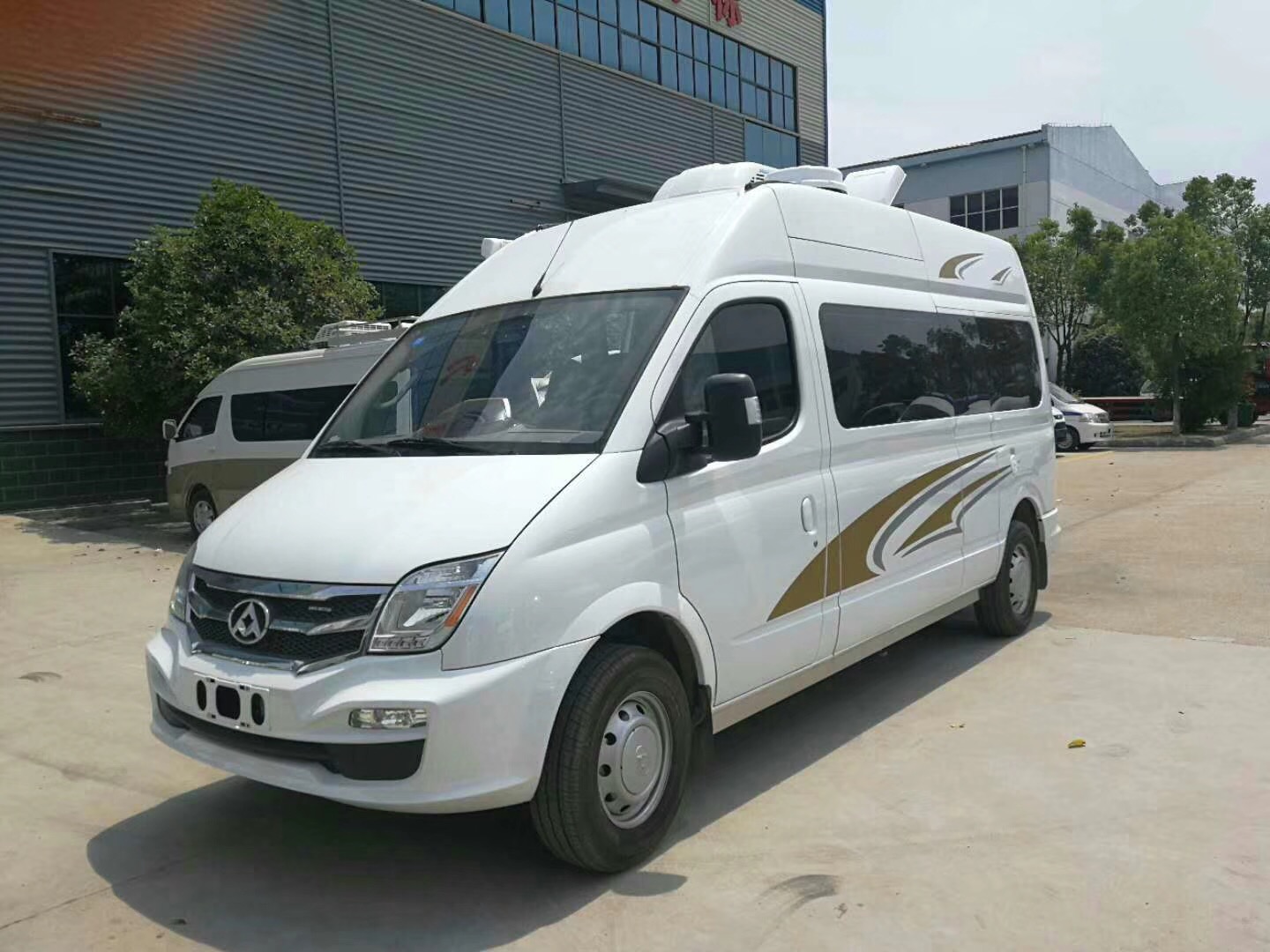 房車生產(chǎn)廠家，，大通高頂房車，東風(fēng)御風(fēng)房車，廠家活動(dòng)中，有現(xiàn)貨。