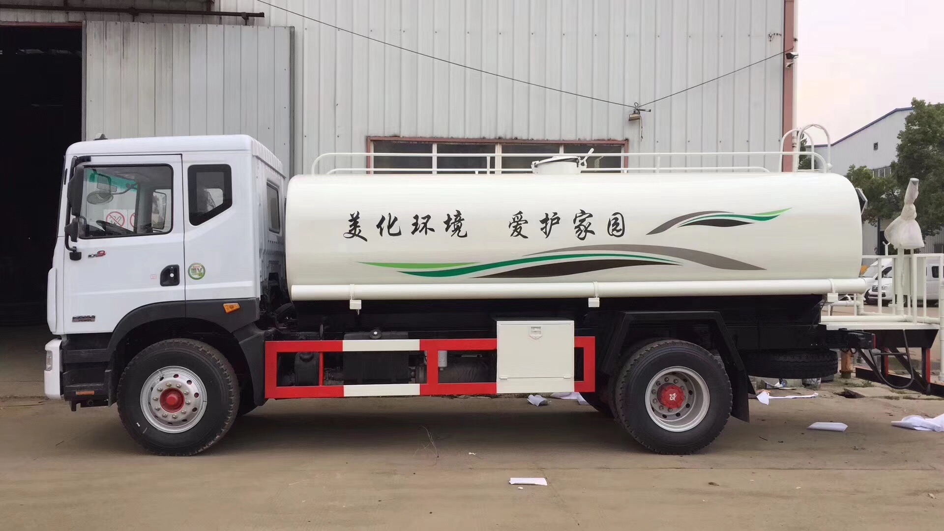 灑水車生產(chǎn)廠家，生產(chǎn)12方灑水車，東風(fēng)大多利卡灑水車，廠家直銷。