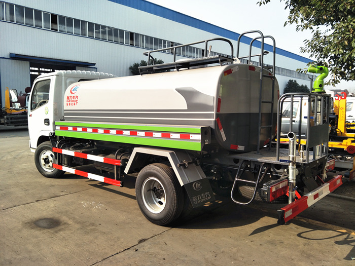 供應(yīng) 東風(fēng)多利卡D6灑水車