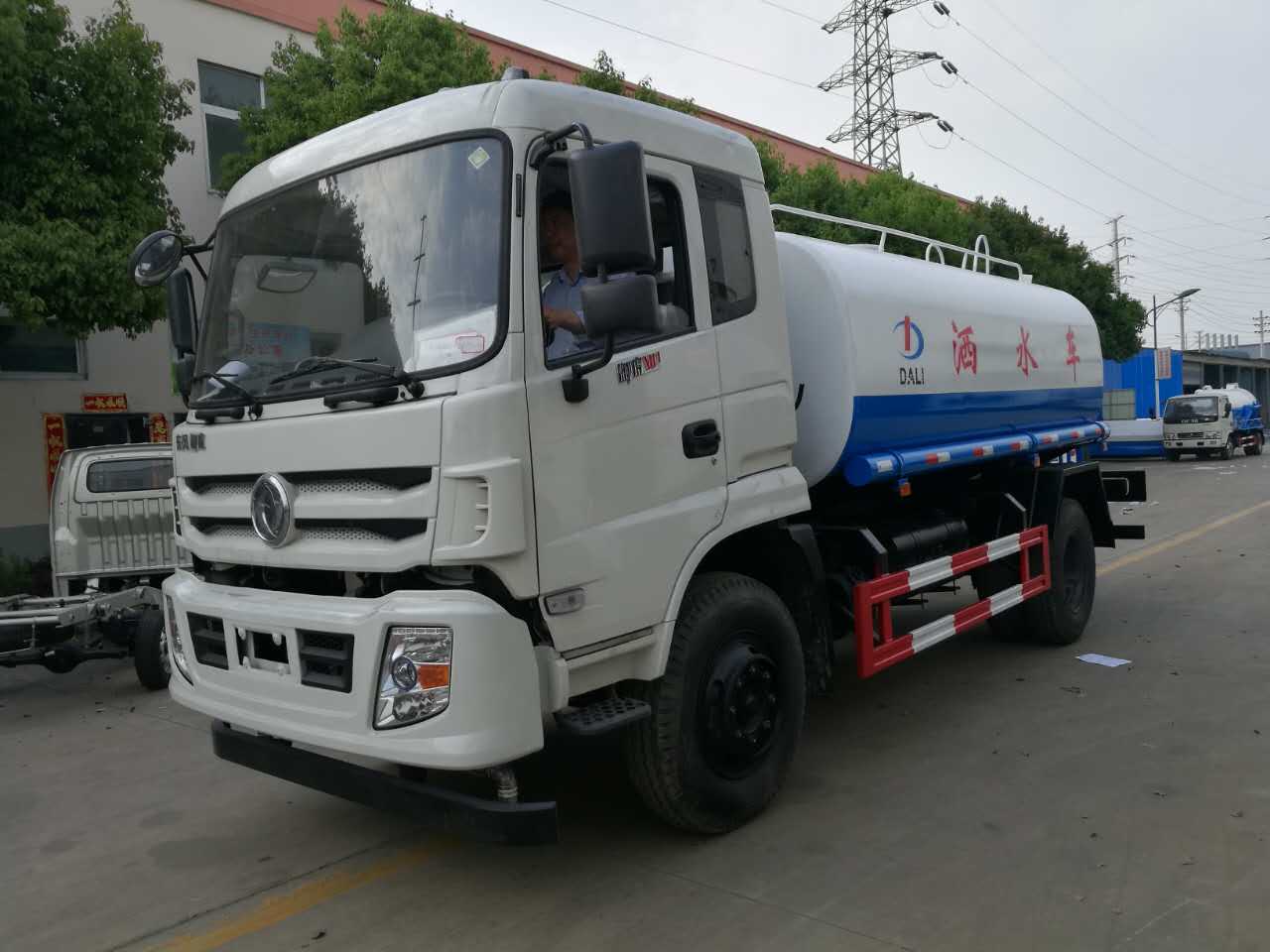 東風(fēng)御虎灑水車，罐體容積12方灑水車，灑水車廠家活動促銷中，*惠！