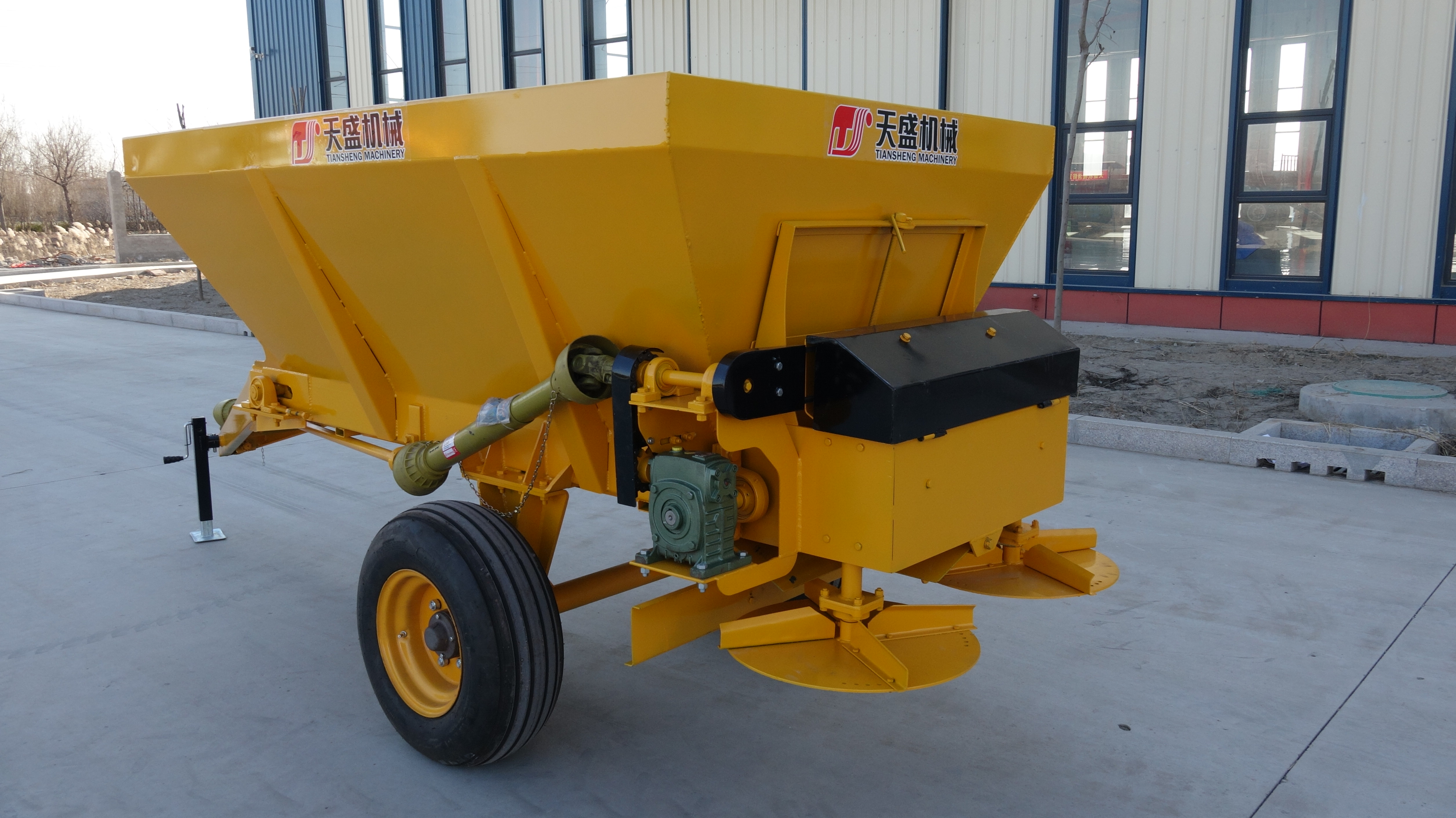 新型撒肥機(jī)，新型揚(yáng)糞機(jī)