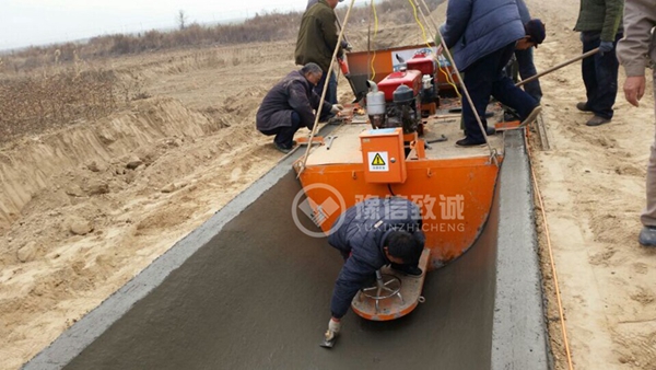 渠道現(xiàn)澆成型機(jī)硬質(zhì)渠成型機(jī)