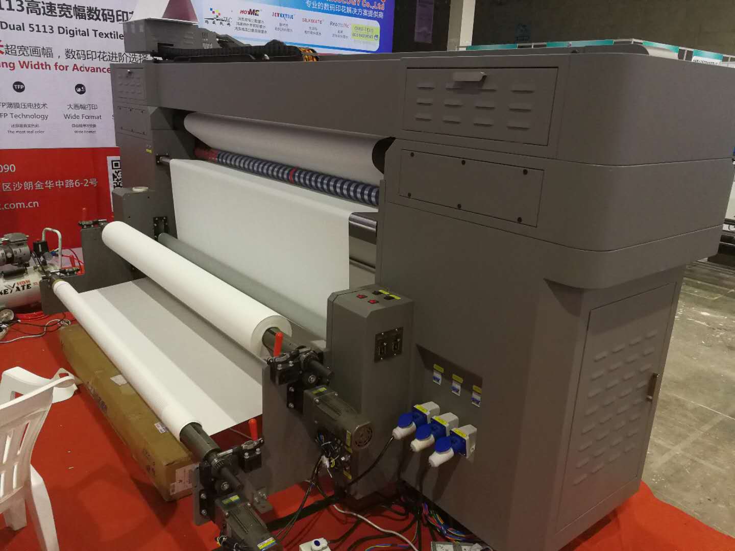 8頭數(shù)碼印花機 八頭數(shù)碼印花機