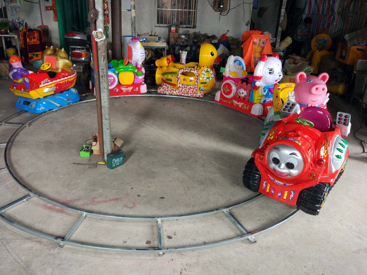 無(wú)軌火車 無(wú)軌小火車 無(wú)軌火車廠家 游樂(lè)場(chǎng)設(shè)備 仿真復(fù)古小火車 公園小火車 無(wú)軌火車供應(yīng)商