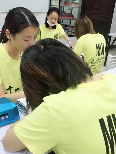 沐上化妝美甲學(xué)校美甲班學(xué)員畢業(yè)啦