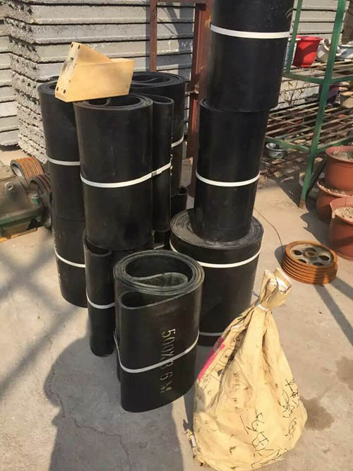 混凝土配料機環(huán)形傳送帶小型混凝土配料機傳送帶