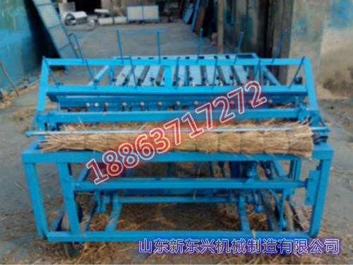 保溫草墊子機(jī) 自動(dòng)切邊草簾編織機(jī) 操作簡(jiǎn)單麥草加工草簾機(jī)