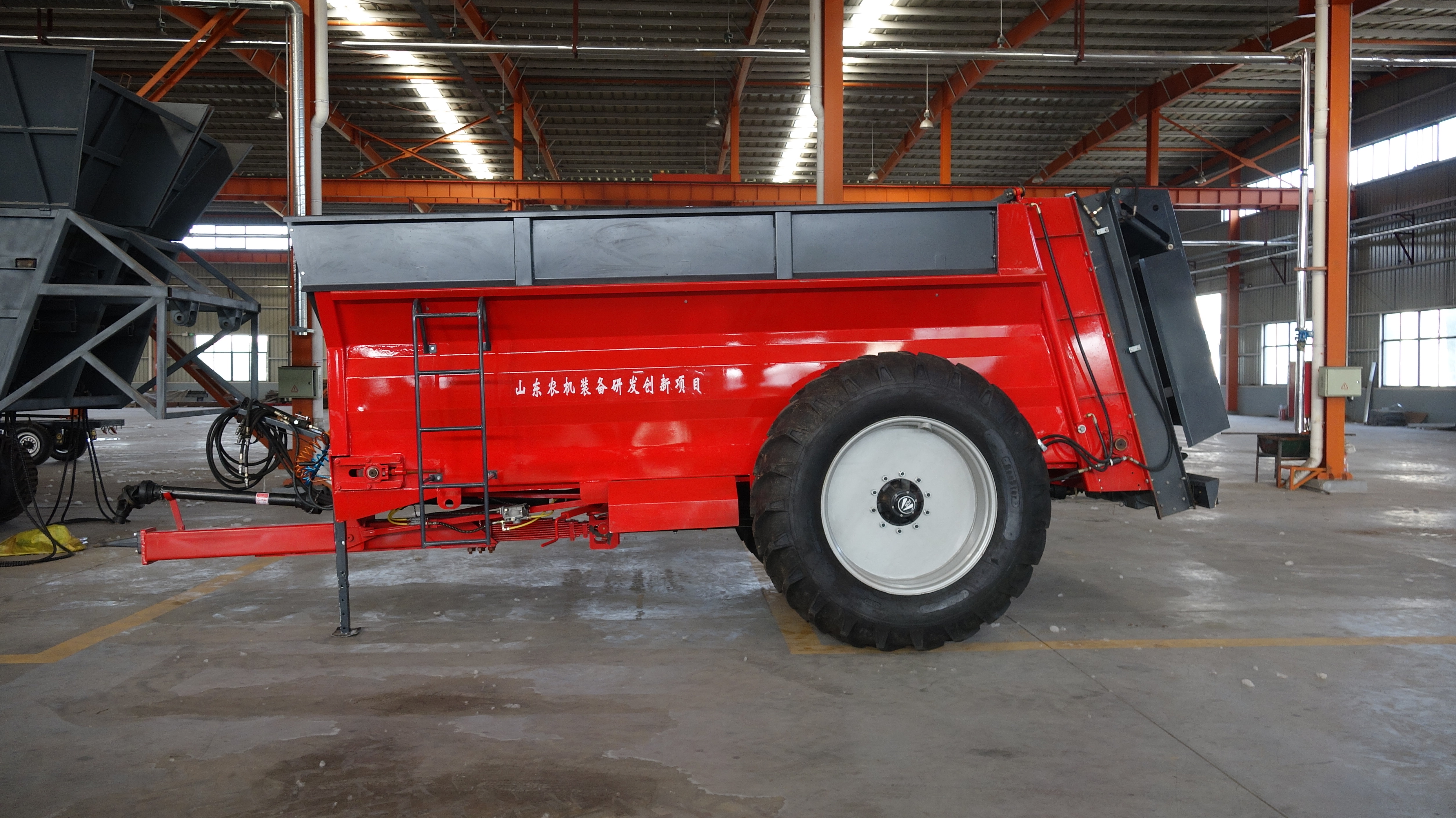 新型揚(yáng)肥機(jī)，大型撒糞機(jī) 大型撒糞機(jī)，大型施肥機(jī) 大型撒糞車(chē)，拋糞機(jī) 拋肥機(jī) 新型揚(yáng)糞機(jī)　揚(yáng)肥機(jī) 新型揚(yáng)糞機(jī)　撒糞機(jī)