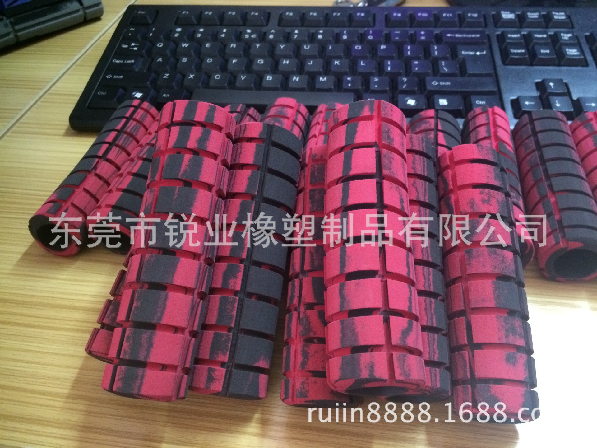 【廠家定制】 混色啞鈴把套 優(yōu)質(zhì)運(yùn)動防護(hù)手柄套 迷彩啞鈴把套 迷彩管 混色管 *橡膠