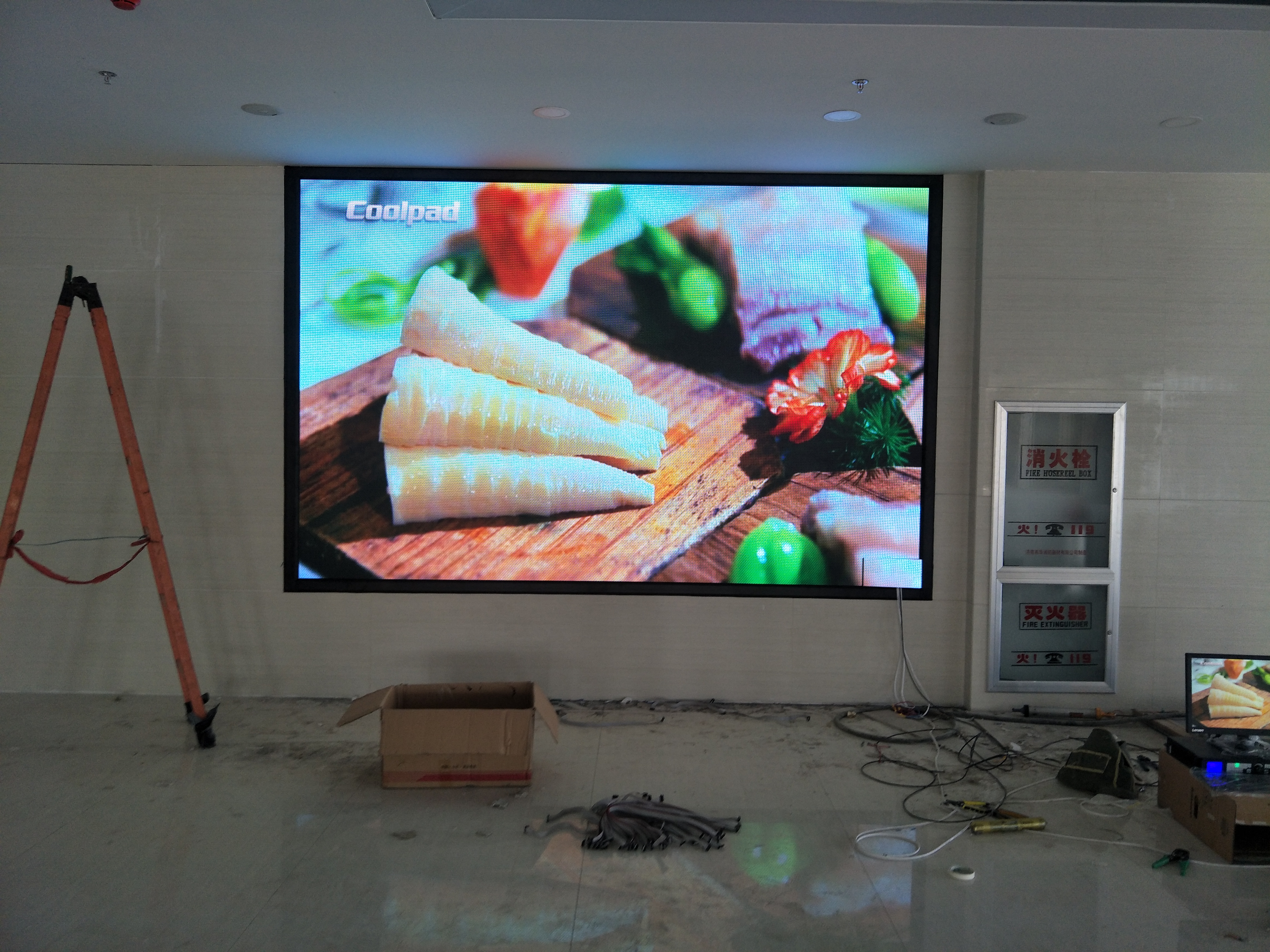 LED室內(nèi)屏山東LED展廳舞臺(tái)屏廠家LED室內(nèi)可移動(dòng)全彩顯示屏 LED顯示屏展廳LED屏宣傳屏