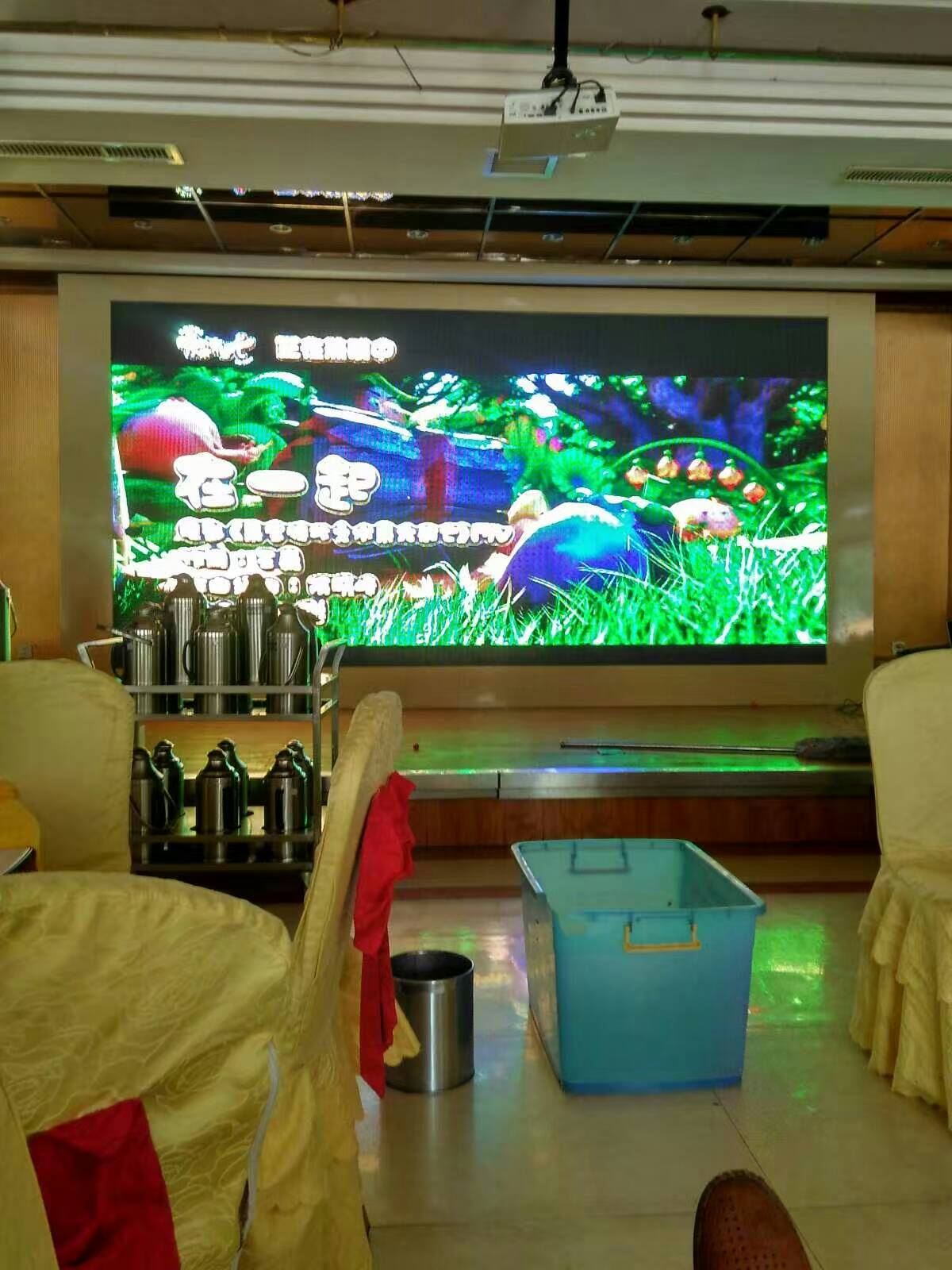 山東LED室內(nèi)屏|山東LED展廳舞臺屏廠家|山東led酒店婚慶屏批發(fā)價  LED室內(nèi)可移動全彩顯示屏