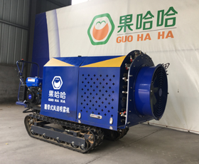 果哈哈乘坐履帶式果園打藥機(jī)C2 *