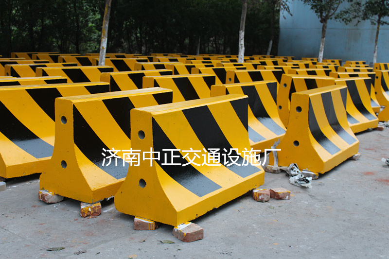 廠家供應(yīng)水泥隔離墩，道路防撞墩，生產(chǎn)周期短，貨源足，全國發(fā)貨，道路防撞墩， 水泥隔離墩4