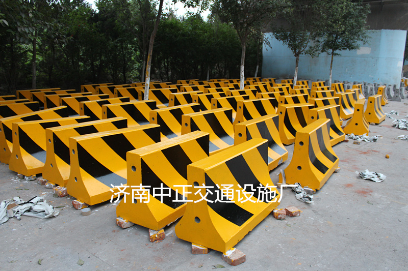 廠家供應(yīng)水泥隔離墩，道路防撞墩，生產(chǎn)周期短，貨源足，全國發(fā)貨，道路防撞墩， 水泥隔離墩4