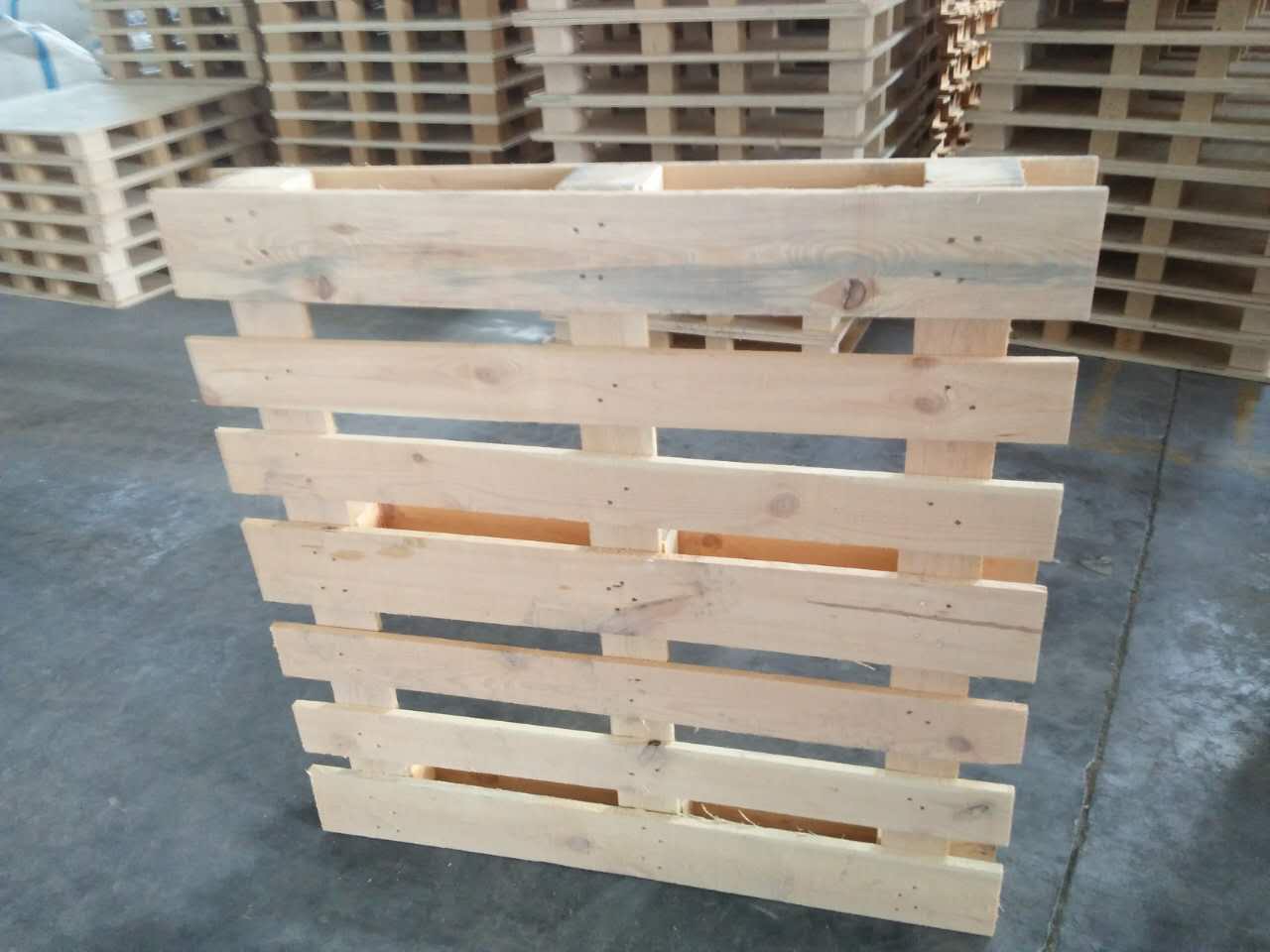 青島國(guó)內(nèi)運(yùn)輸松木托盤四面進(jìn)叉定做