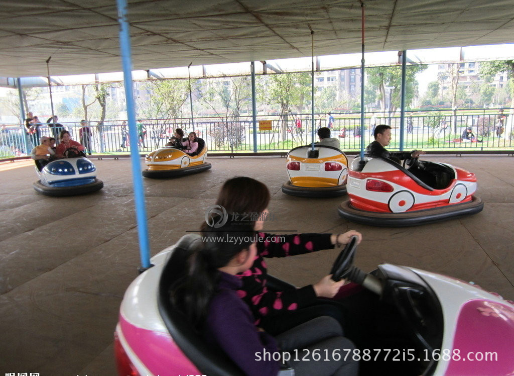 2018新款廠家直銷新型兒童碰碰車，地網(wǎng)碰碰車許昌龍之盈游樂新款爆款 新款設(shè)備新型兒童碰碰車廠家直銷