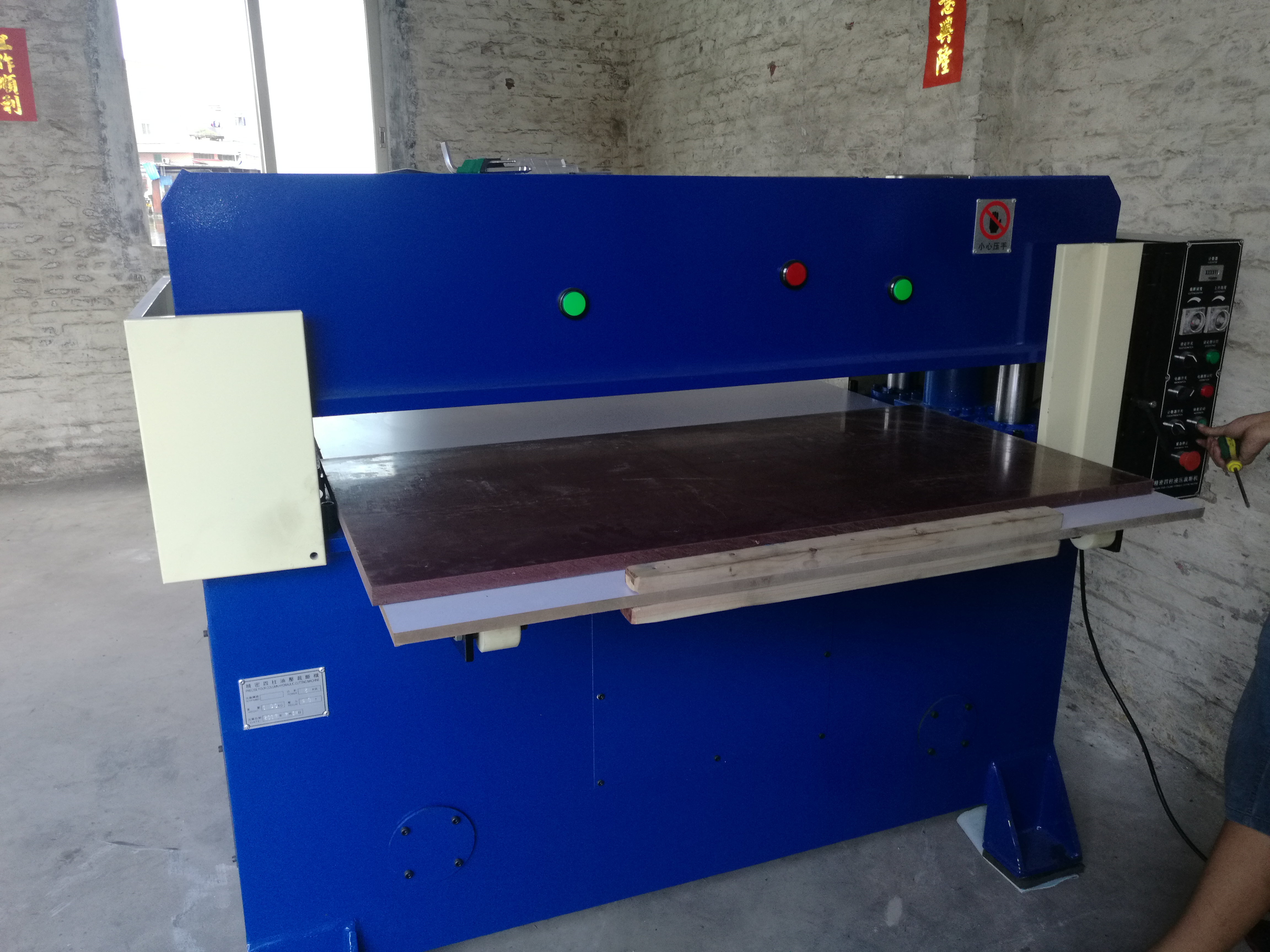 四柱油壓裁斷機(jī)沖床廠家直銷 全自動(dòng)雙邊送料 運(yùn)行穩(wěn)定,經(jīng)久耐用