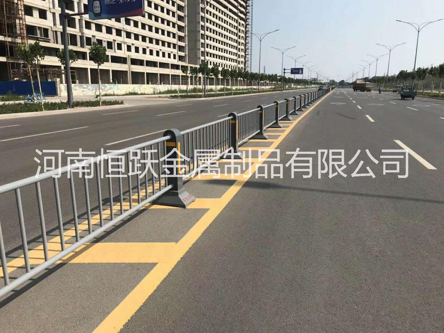 現(xiàn)貨供應(yīng)許昌交通隔離護(hù)欄 城市機(jī)非隔離欄 道路廣告版護(hù)欄