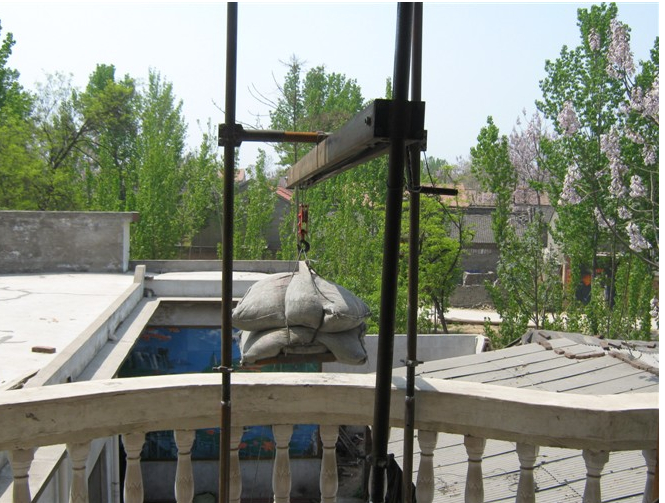 全自動(dòng)直滑式室外吊運(yùn)機(jī) 裝修小吊機(jī) 提升機(jī) 三立柱直滑