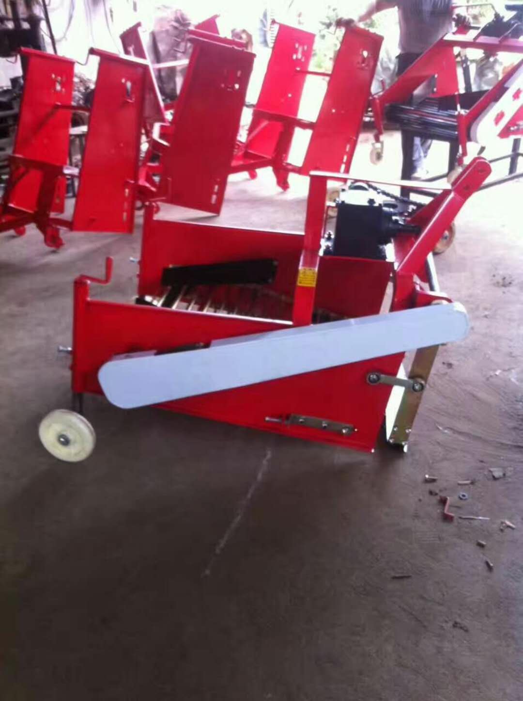 四輪拖拉機(jī)配套土豆，紅薯收獲機(jī)