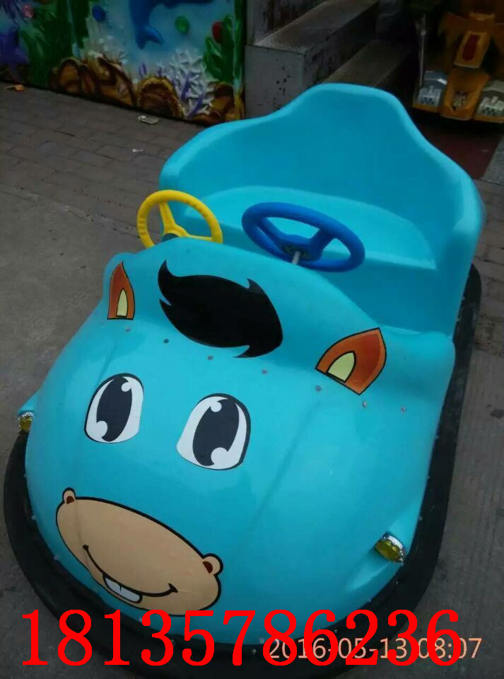 2018新款廣場小汽車碰碰車卡通電動(dòng)雙人碰碰車漂移雙方向盤碰碰車