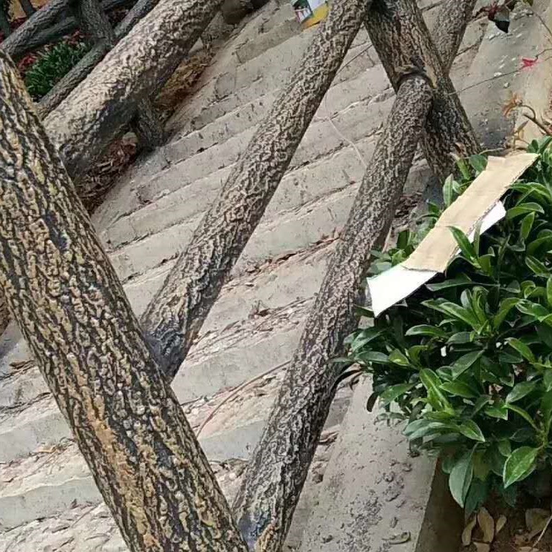 廠家直銷水泥仿木護欄現(xiàn)貨仿樹皮護欄