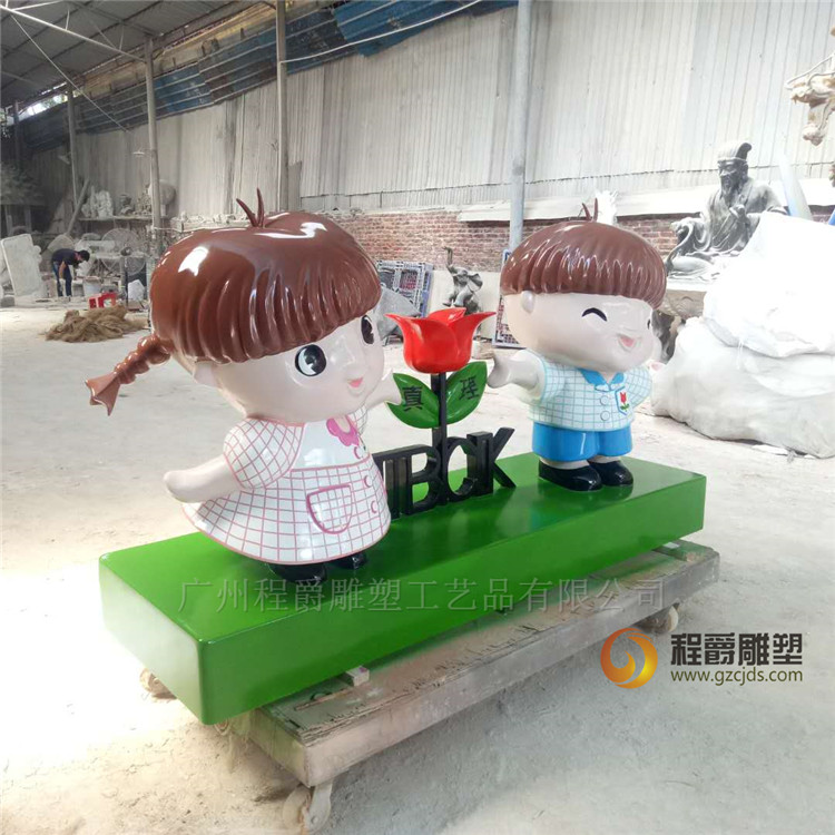 廣州玻璃鋼廠家專業(yè)定制 玻璃鋼校園卡通公仔雕塑戶外彩色擺設(shè)制品
