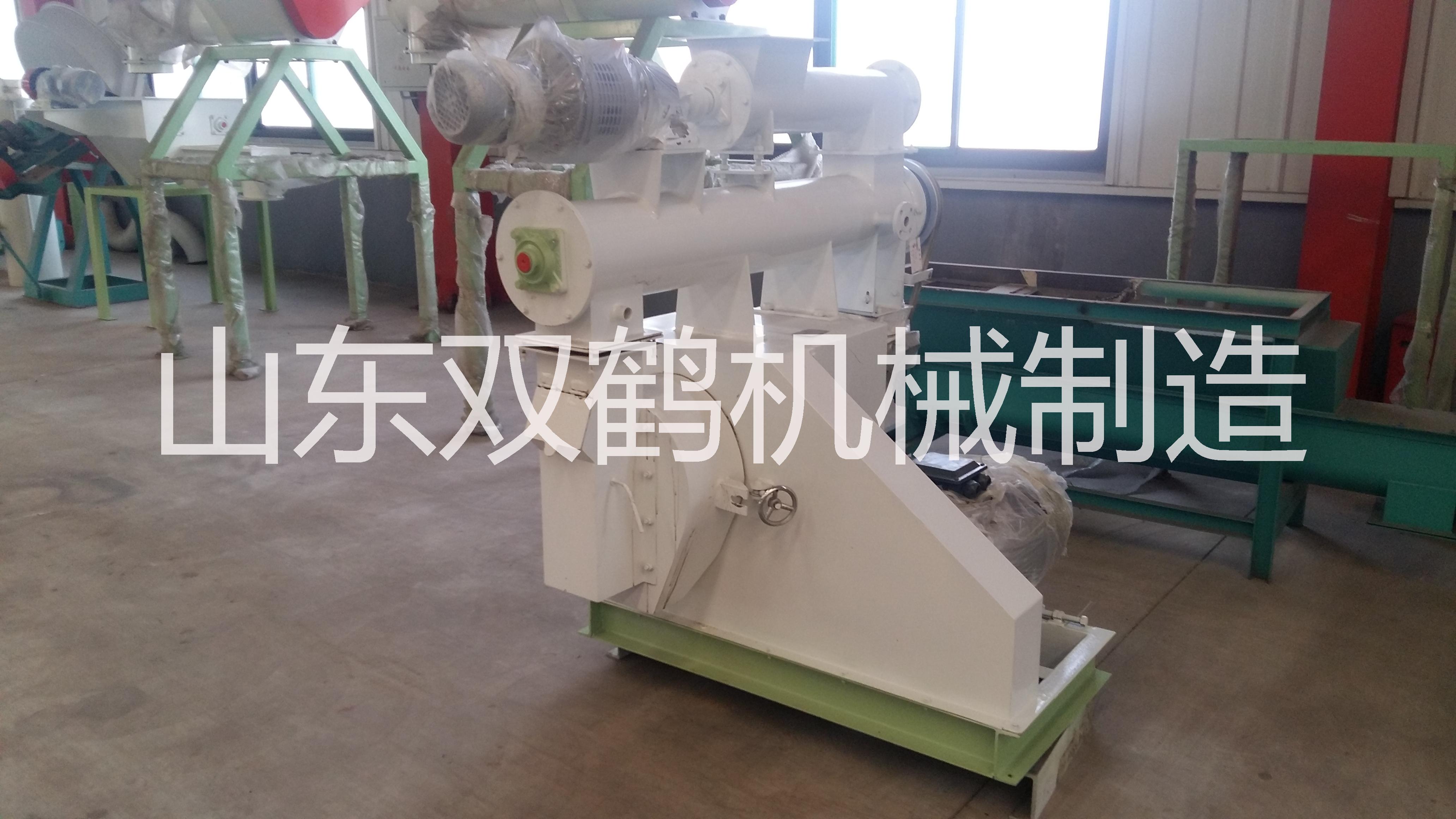 供應(yīng)豬飼料加工設(shè)備250環(huán)膜顆粒機(jī)廠家*制粒機(jī) 時產(chǎn)1噸飼料加工設(shè)備雙鶴牌顆粒機(jī)