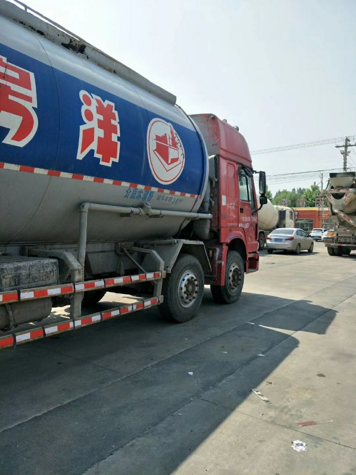 *出售11年豪沃灌車(chē)*后八  豪沃罐車(chē) 罐車(chē)   可留定金 歡迎電議