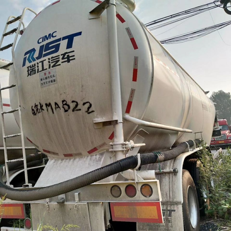 山東梁山*轉(zhuǎn)讓優(yōu)質(zhì)三橋粉煤灰運輸罐車  歡迎電議 運輸罐車