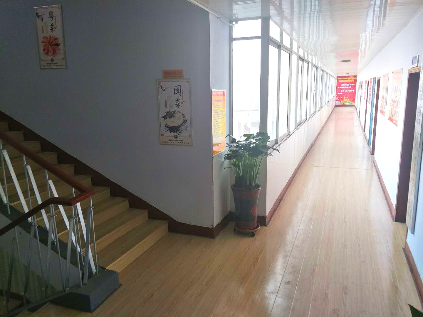 南陽海藍島美發(fā)美容化妝學校*，南陽海藍島美發(fā)美容化妝學校學費，南陽海藍島美發(fā)美容化妝學校*講師