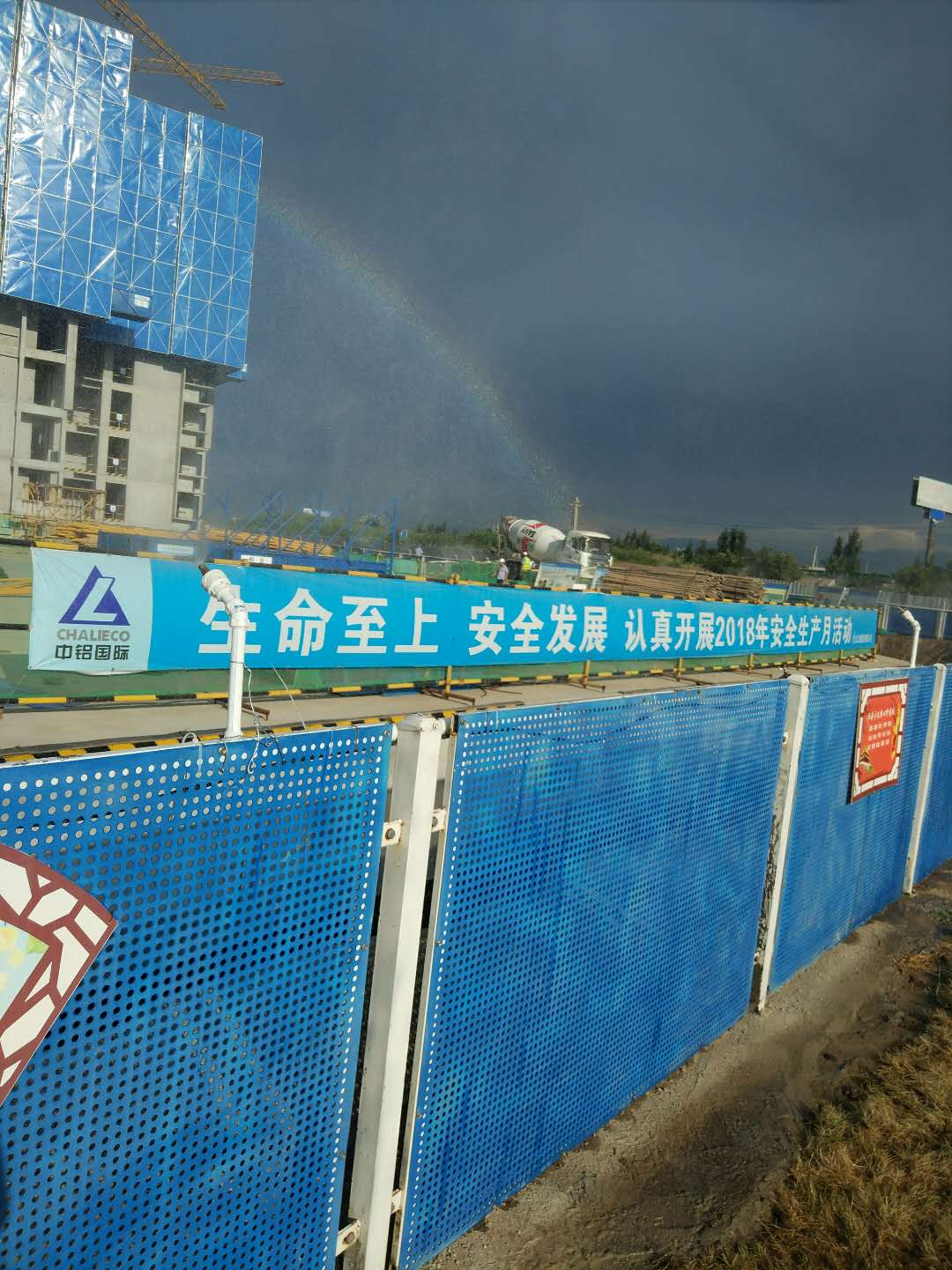 武漢工地圍擋水霧噴淋除塵系統(tǒng)廠家，圍欄噴淋降塵設(shè)備 料倉工地圍擋水霧噴淋除塵系統(tǒng)