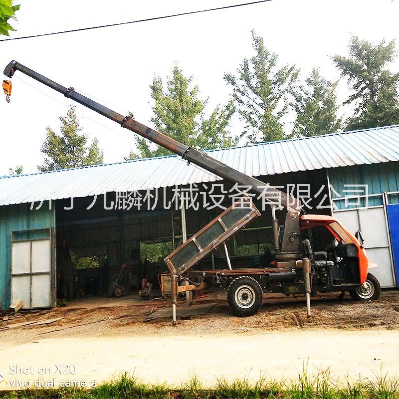 河南三輪車隨車吊 山西隨車起重機 隨車吊機定做 一臺三輪小吊車定做價格