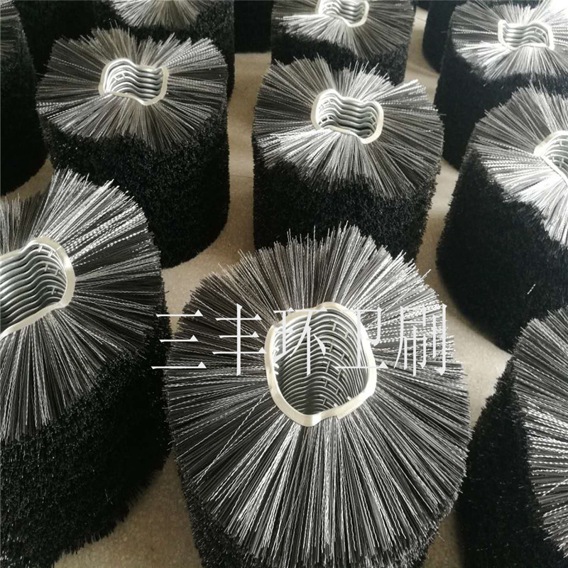 豪沃除雪車除雪刷，豪沃掃雪車毛刷、多功能除雪車除雪刷，環(huán)衛(wèi)掃雪刷苗