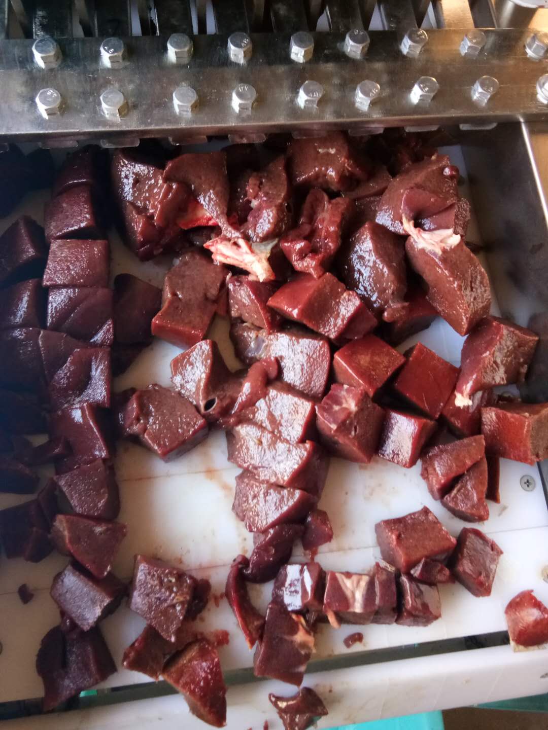 山東諸城富森精工鮮切肉丁機(jī)肉制品加工設(shè)備功效特點(diǎn)